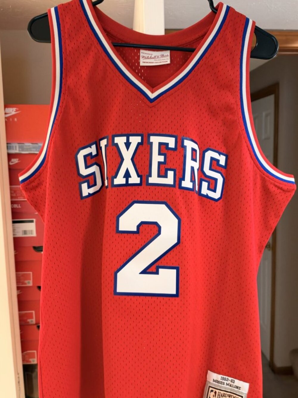 Mitchell & Ness Moses Malone 76ers 1982-83 Red Swingman Jersey XL